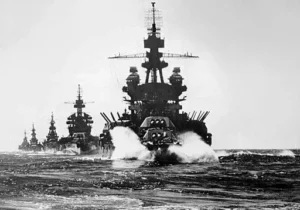 US_warships_entering_Lingayen_Gulf_1945